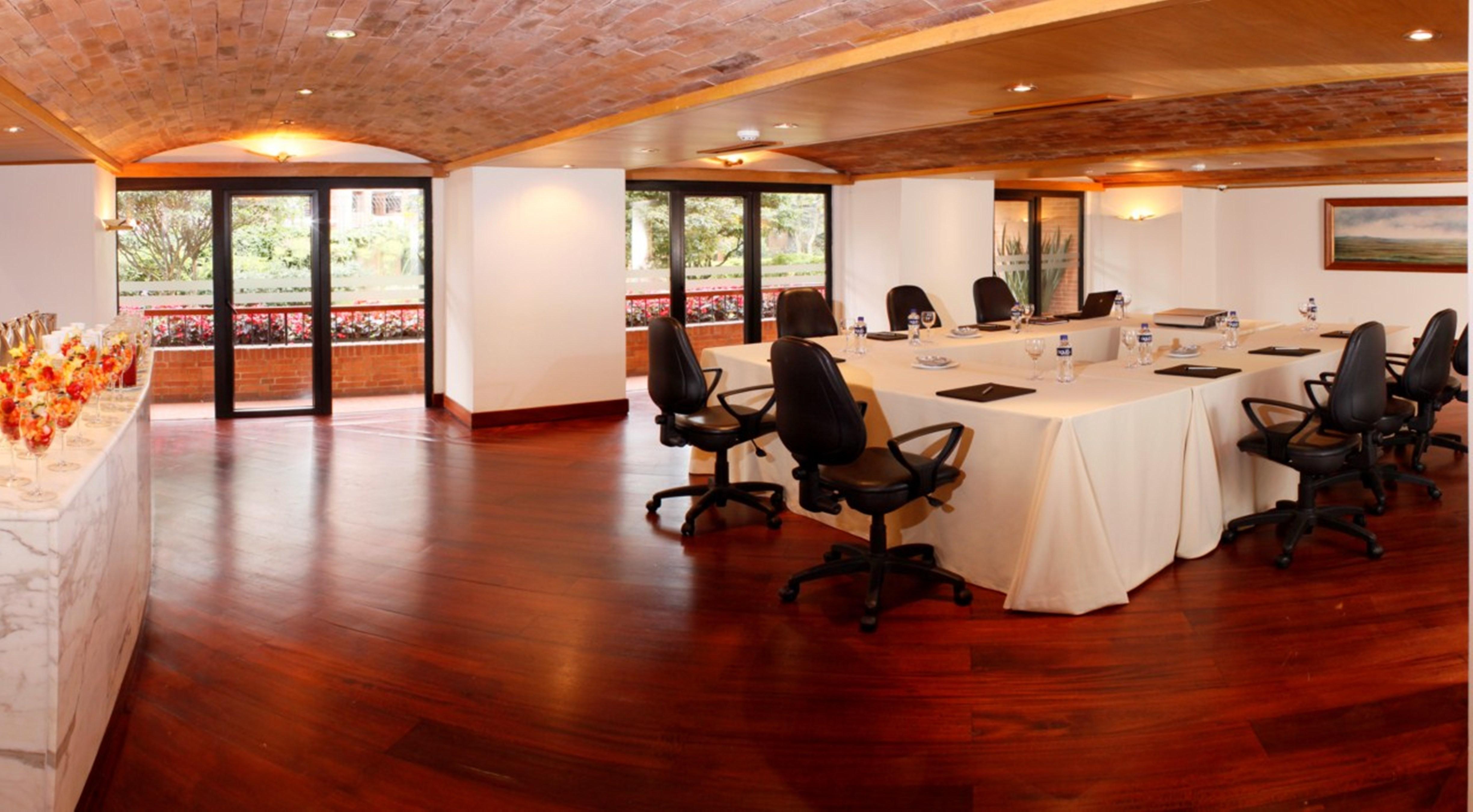 Hotel Estelar La Fontana Bogotá Eksteriør bilde Meeting room at the hotel
